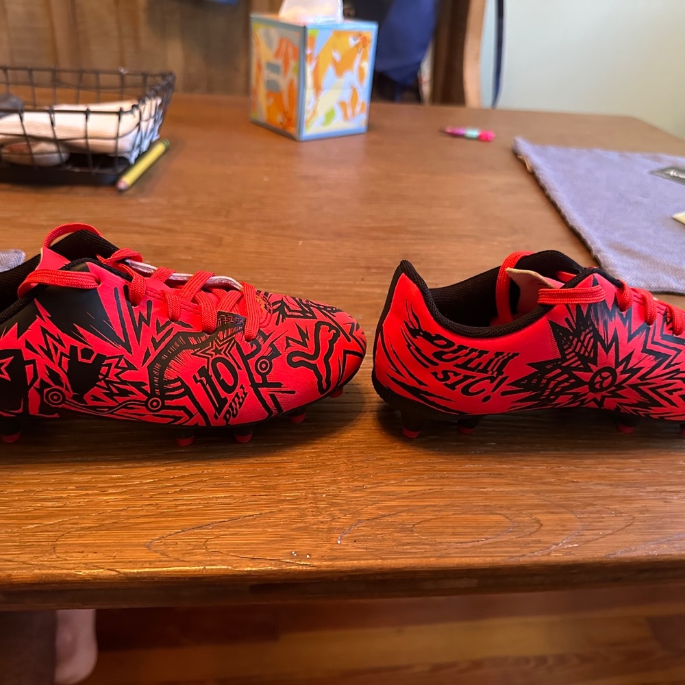 Puma Pulisic kids soccer cleats size 1 - Picture 3 of 3